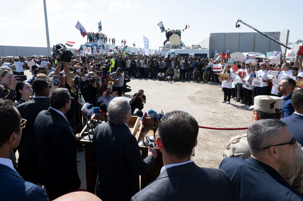 Le Secrétaire général de l'ONU, António Guterres (au centre du podium), s'adresse aux personnes rassemblées au terminal de Rafah.