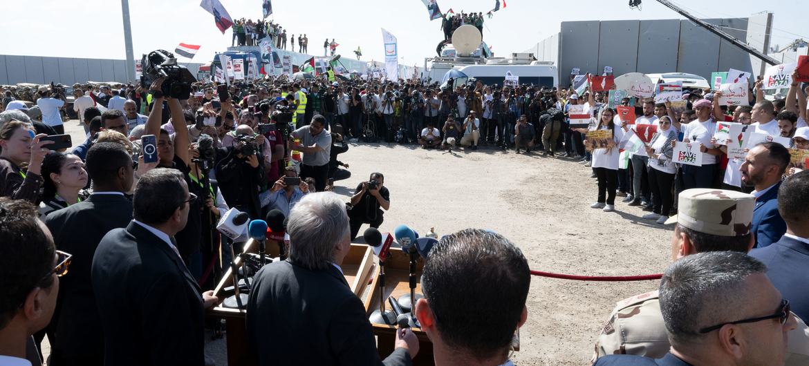 El Secretario General de la ONU, António Guterres (en el centro del podio), se dirige a las personas congregadas en el paso fronterizo de Rafah.