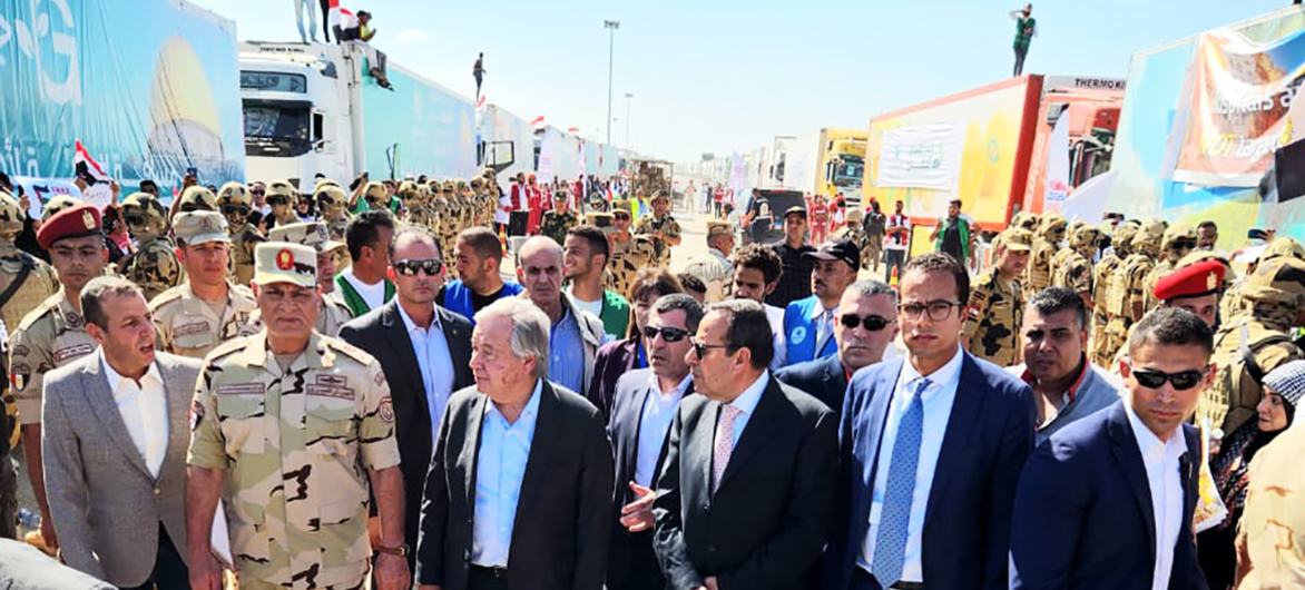 Secretário-geral da ONU António Guterres ) visita o cruzamento de Rafah.