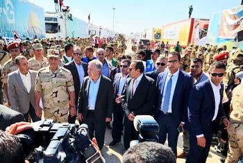 El Secretario General de la ONU, António Guterres (al centro izquierda), frente al cruce de Rafah, en Egipto.