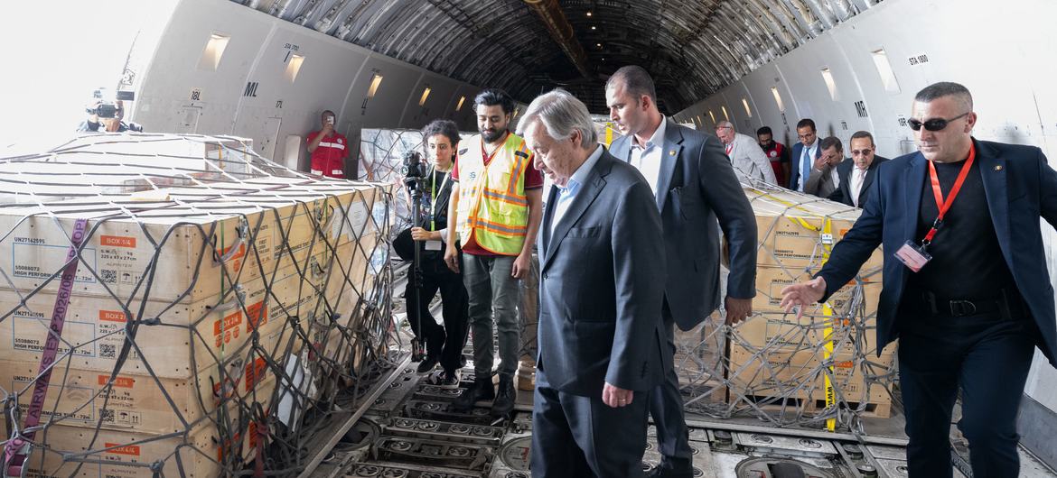 António Guterres observa los suministros humanitarios para Gaza, recién llegados a Egipto en un avión carguero.