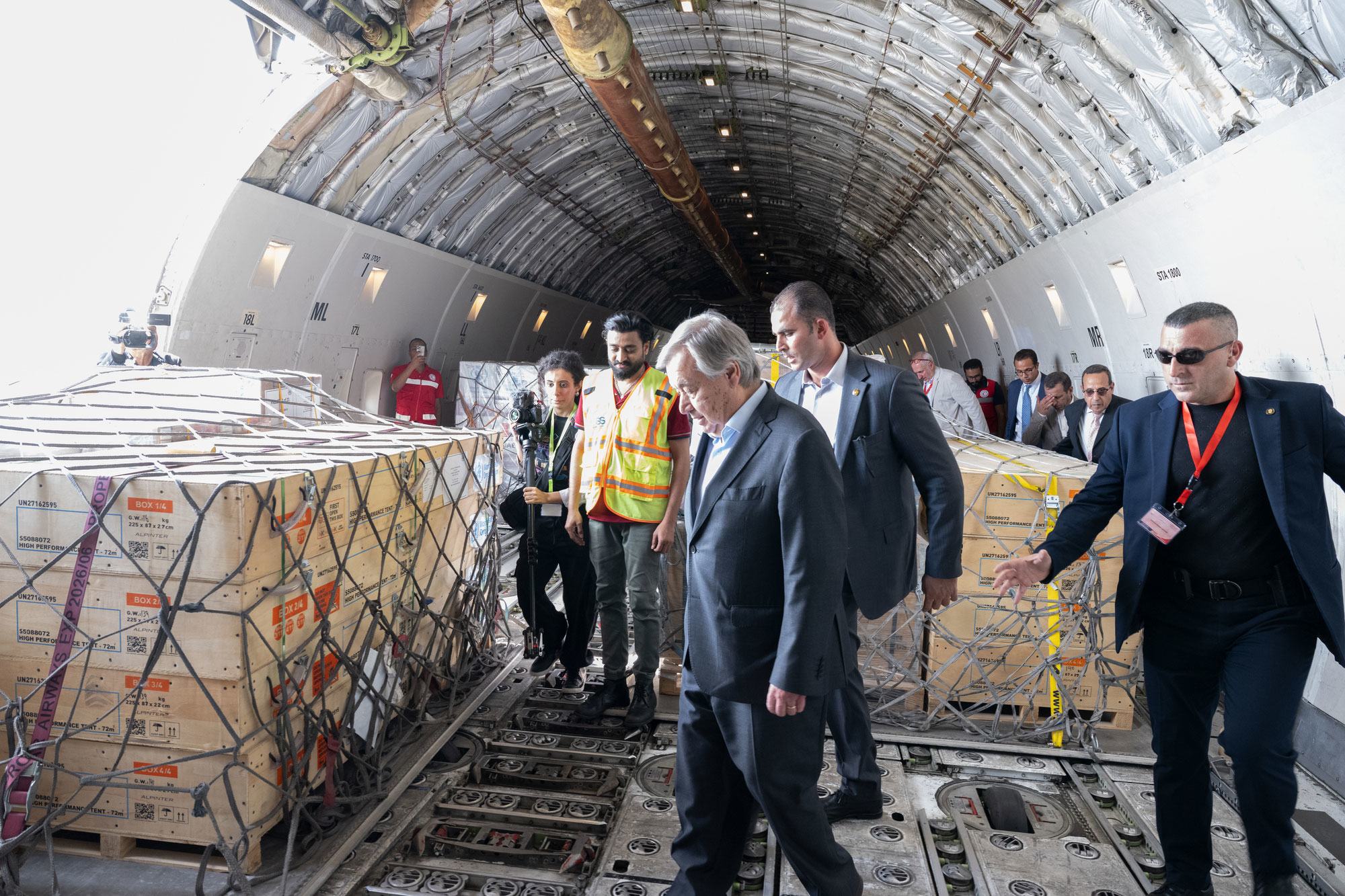 سیکرٹری جنرل انتونیو گوتیرش غزہ جانے کے منتظر امدادی سامان کا معائنہ کر رہے ہیں۔