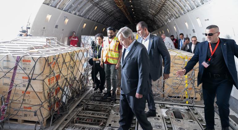 الأمين العام للأمم المتحدة أنطونيو غوتيريش يطلع على مواد الإغاثة المحملة على متن طائرة مساعدات هبطت في مطار العريش المصري لتوصيلها إلى قطاع غزة عبر معبر رفح.