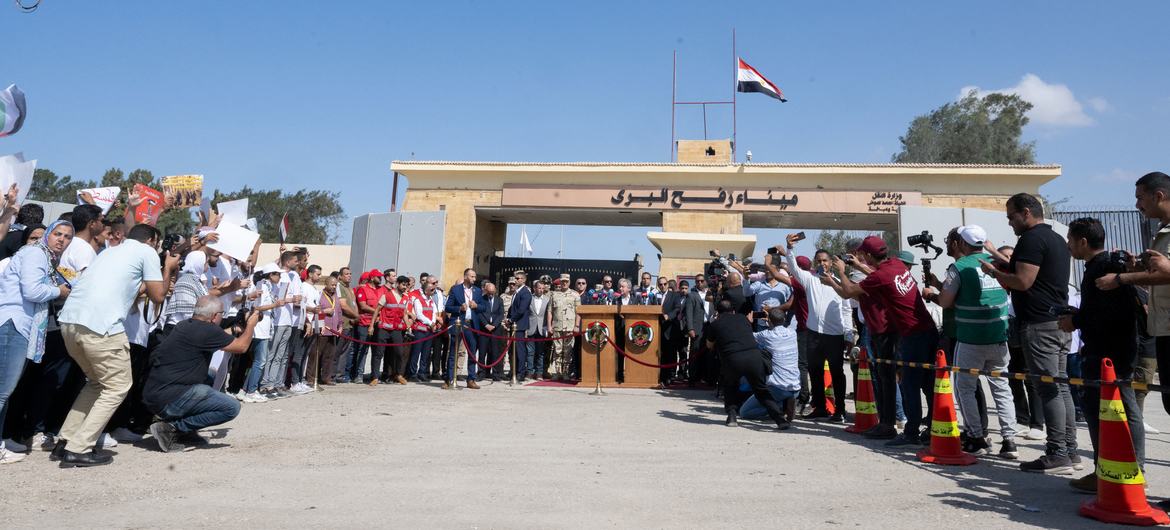 यूएन के शीर्षतम अधिकारी एंतोनियो गुटेरेश, शुक्रवार को मिस्र और ग़ाज़ा की सीमा पर स्थित रफ़ाह चौकी पहुँचे.