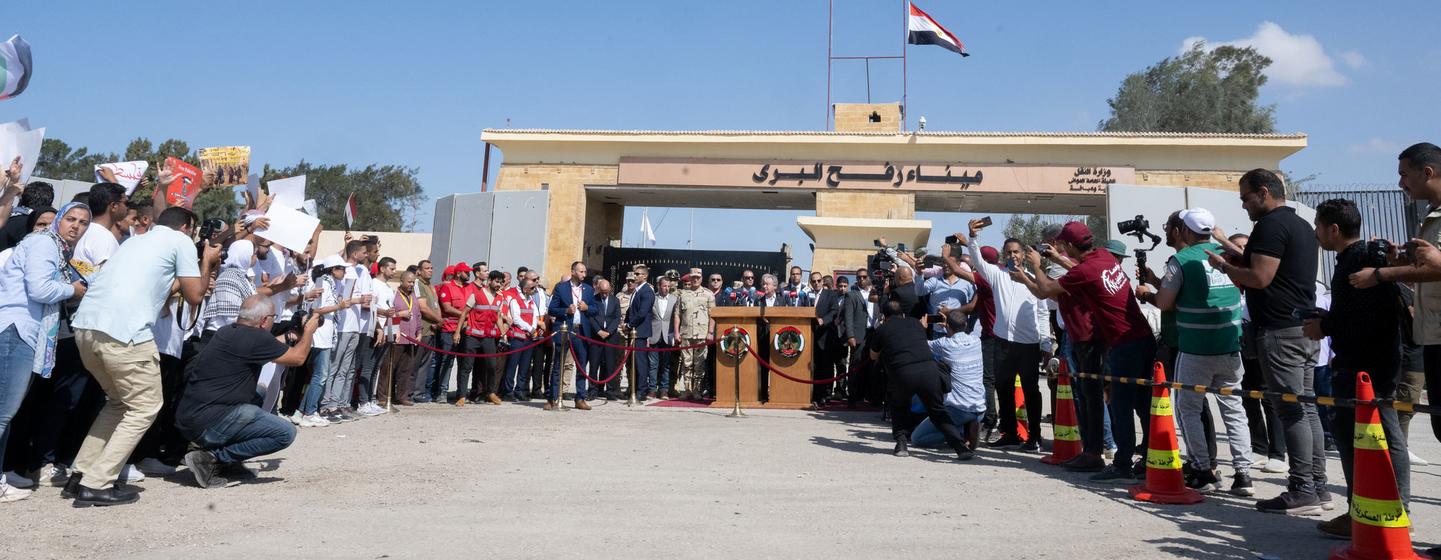الأمين العام للأمم المتحدة أمام معبر رفح المصري على الحدود مع غزة.
