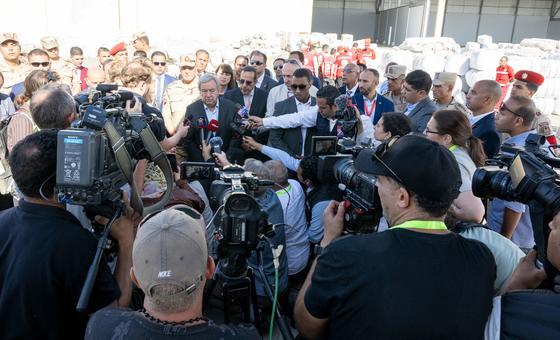 Le Secrétaire général de l'ONU, António Guterres (au centre à gauche) s'adresse aux médias au terminal de Rafah.