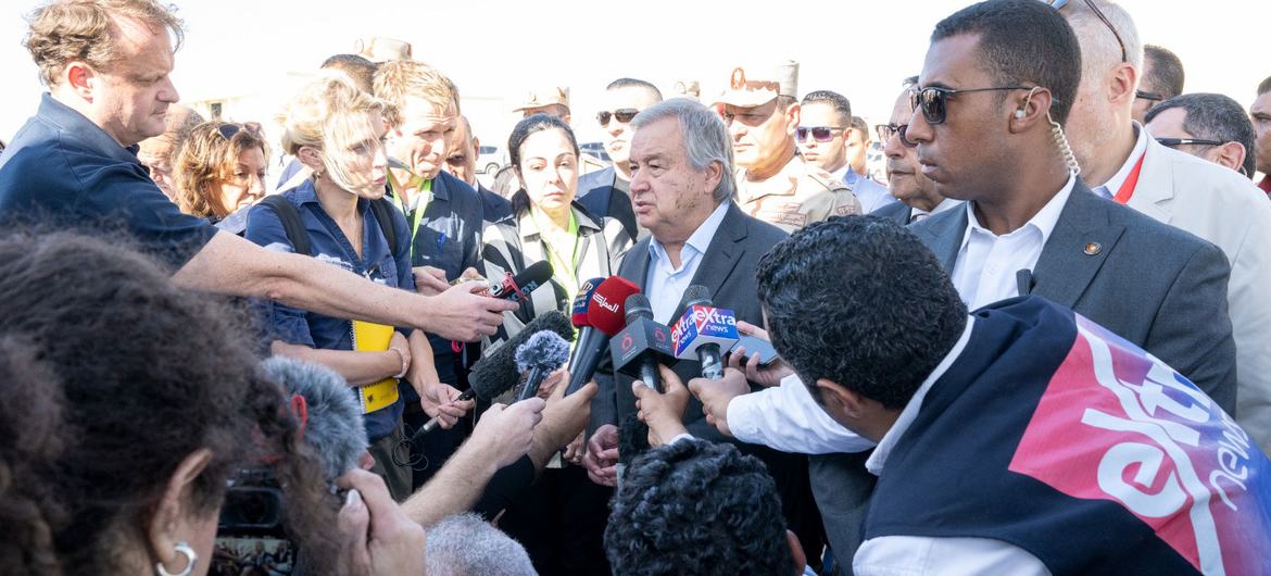 Le Secrétaire général de l'ONU, António Guterres (au centre), répond aux questions des médias au terminal de Rafah.