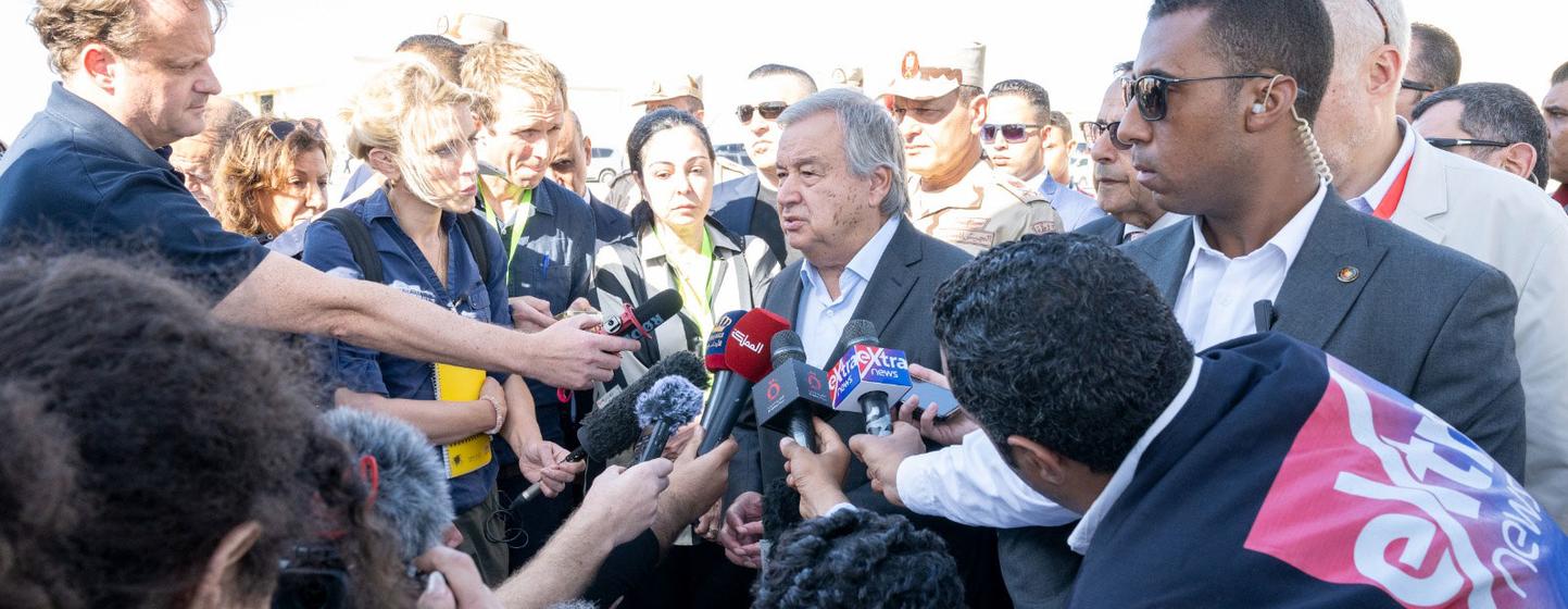 El Secretario General de la ONU, António Guterres (centro), responde a las preguntas de los medios de comunicación en el cruce de Rafah.