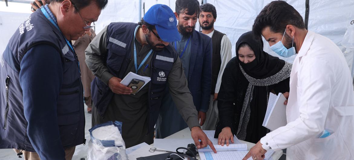 विश्व स्वास्थ्य संगठन की टीम, पश्चिमी अफ़ग़ानिस्तान में भूकम्प प्रभावितों को ज़रूरी सहायता मुहैया कराने में जुटी हैं.