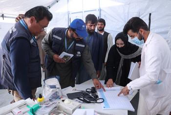विश्व स्वास्थ्य संगठन की टीम, पश्चिमी अफ़ग़ानिस्तान में भूकम्प प्रभावितों को ज़रूरी सहायता मुहैया कराने में जुटी हैं.