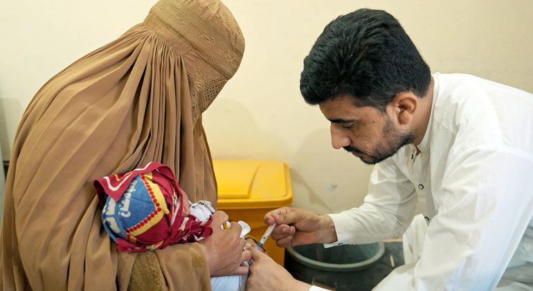اوائل عمری میں پولیو کا شکار ہونے کے باعث مسعود کا بچپن معذوری میں گزارا۔