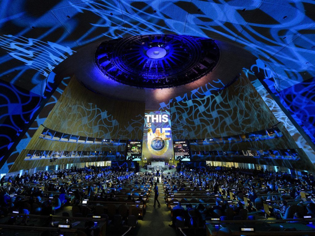 Uma reunião de alto nível no Salão da Assembleia Geral da ONU, com delegados sentados em um grande auditório para uma comemoração da Convenção sobre os Direitos da Criança.