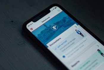 Se muestra una aplicación de rastreo y seguimiento del coronavirus en la pantalla de un teléfono móvil.