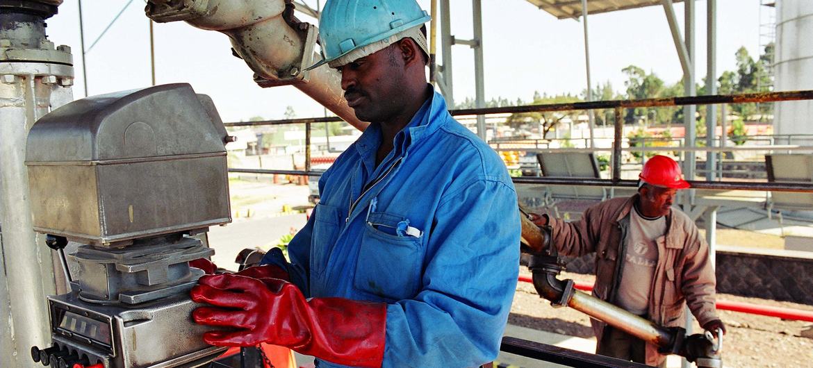 عمال في منشأة صناعية في إثيوبيا.