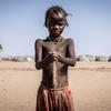A areia flui da mão de uma criança como se fosse uma ampulheta. No sudoeste da Etiópia, a seca agravada pelas alterações climáticas ameaça plantações e o gado, levando a população ao limite