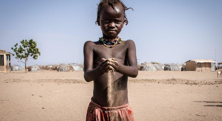 La arena fluye de la mano de un niño como a través de un reloj de arena. En el suroeste de Etiopía, la sequía, agravada por el cambio climático, amenaza los cultivos y el ganado, y pone a la población al borde del abismo.
