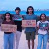 موسمیاتی تبدیلی پر اقدامات کے حامی مالدیپ کے نوجوان پلے کارڈ اٹھائے کھڑے ہیں جن پر اہم پیغامات درج ہیں۔