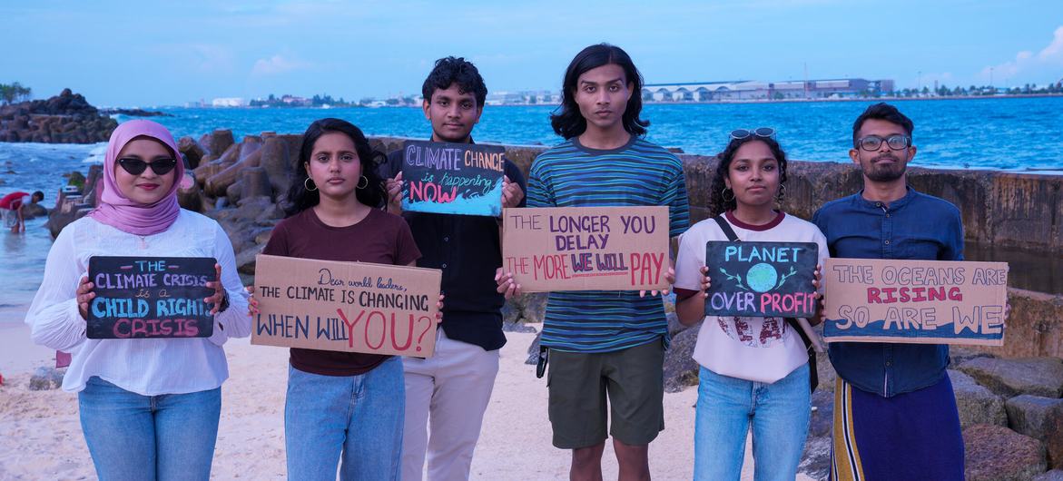 मालदीव्स में, युवा जलवायु कार्यकर्ता, जलवायु कार्रवाई वाले प्रमुख सन्देशों का प्रदर्शन करते हुए.