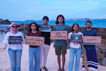 Демонстрация молодых активистов в поддержку мер по борьбе с изменением климата, Мальдивы.