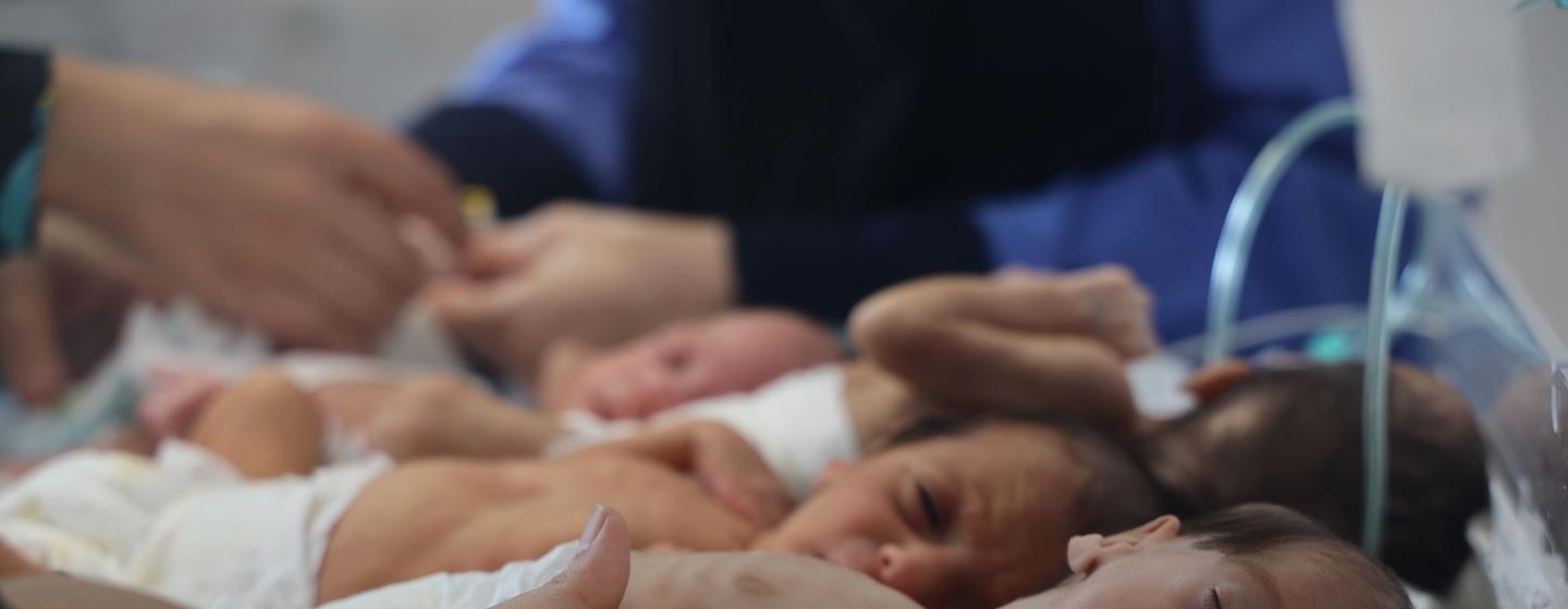 Des bébés de l'hôpital Al-Shifa sont préparés à être évacués.