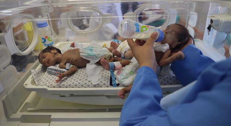 أطفال تم إنقاذهم من مستشفى الشفاء في شمال غزة يتلقون العلاج في مستشفى في رفح جنوب القطاع.