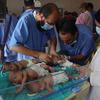 加沙北部希法医院的医务人员正在给婴儿提供治疗，以便他们接下来能够给安全转移。