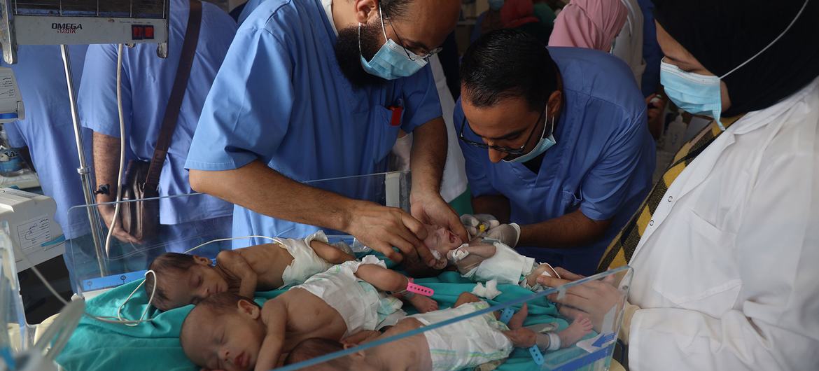 Antes de ser reubicados, los bebés reciben tratamiento en el hospital Al-Shifa, en la ciudad de Gaza.