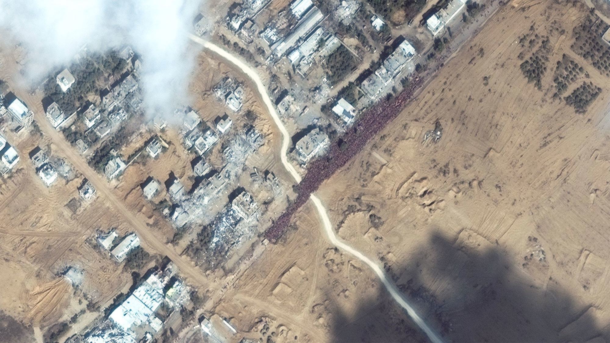 Une image satellite montre une grande foule de personnes déplacées se déplaçant le long de la route Salah al-Din, près de la ville de Gaza.