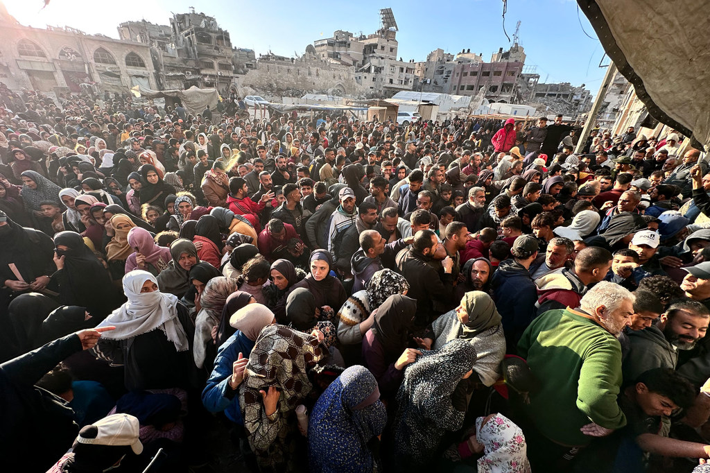 Des habitants de Gaza font la queue pour acheter du pain dans une boulangerie de Khan Younis.