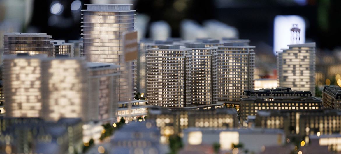 Na ‘Sala Verde’ da COP29 em Baku, Azerbaijão, estão em exibição modelos de cidades verdes e outras exposições baseadas em soluções climáticas