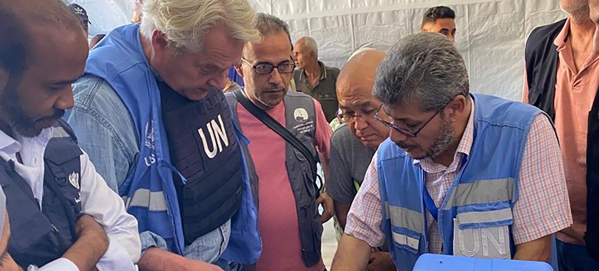 تور وينسلاند المنسق الخاص لعملية السلام في الشرق الأوسط (الثاني من اليسار) يزور مركزا التطعيم ضد شلل الأطفال تابعا لوكالة الأونروا في دير البلح - غزة 2 سبتمبر 2024