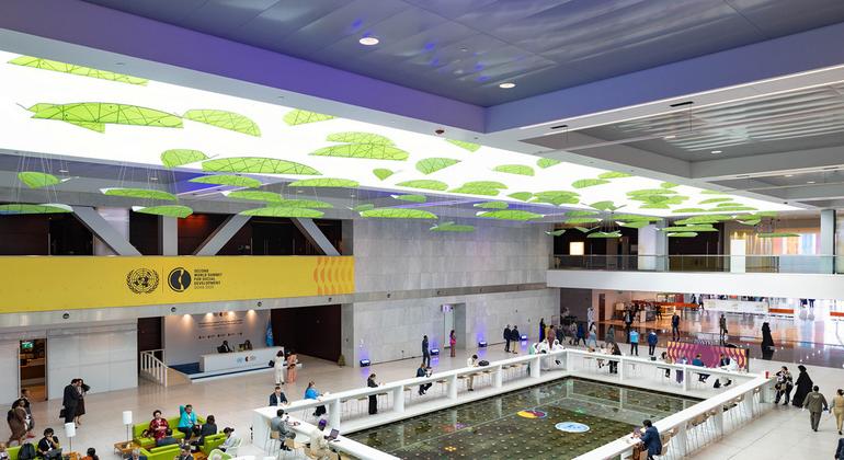 مشاركون في قمة التنمية الاجتماعية في مركز قطر الوطني للمؤتمرات في الدوحة.