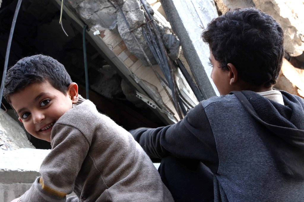 Los niños se sientan entre los escombros de las casas destruidas de sus familias en la ciudad de Gaza, lo que refleja la magnitud de la devastación en la zona.
