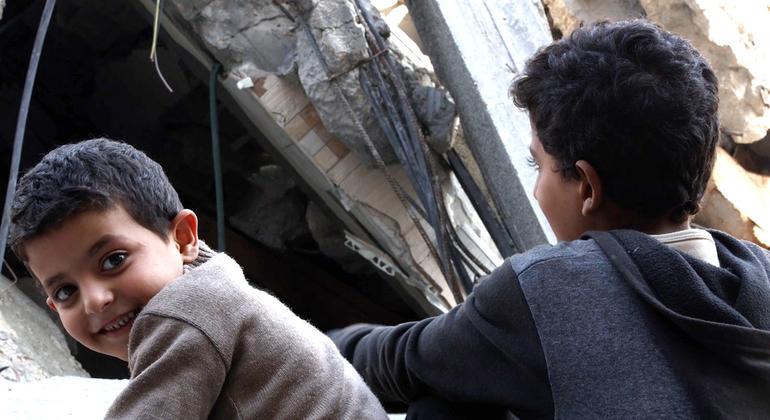 Los niños se sientan entre los escombros de las casas destruidas de sus familias en la ciudad de Gaza, lo que refleja la magnitud de la devastación en la zona.