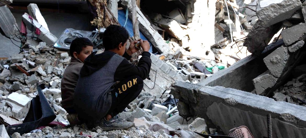 Watoto wameketi kati ya vifusi vya nyumba za familia zao zilizoharibiwa katika Jiji la Gaza, kuonyesha ukubwa wa uharibifu katika eneo hilo.