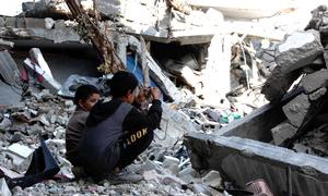Los niños se sientan entre los escombros de las casas destruidas de sus familias en la ciudad de Gaza, lo que refleja la magnitud de la devastación en la zona.