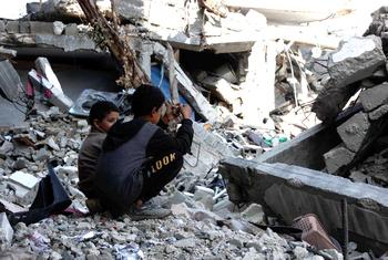 Los niños se sientan entre los escombros de las casas destruidas de sus familias en la ciudad de Gaza, lo que refleja la magnitud de la devastación en la zona.