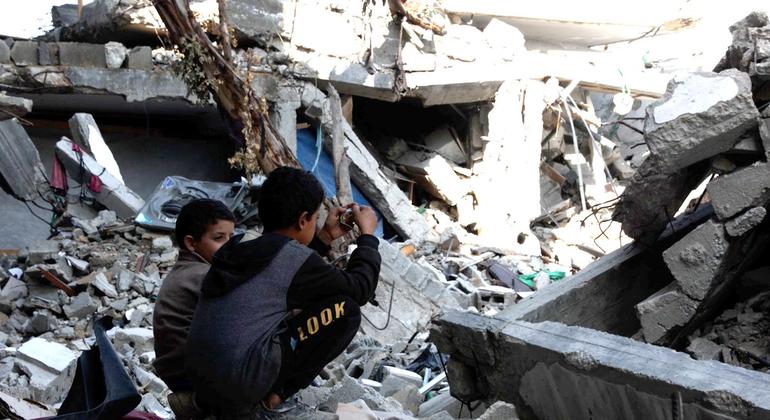 Des enfants sont assis au milieu des décombres des maisons détruites de leurs familles à Gaza.