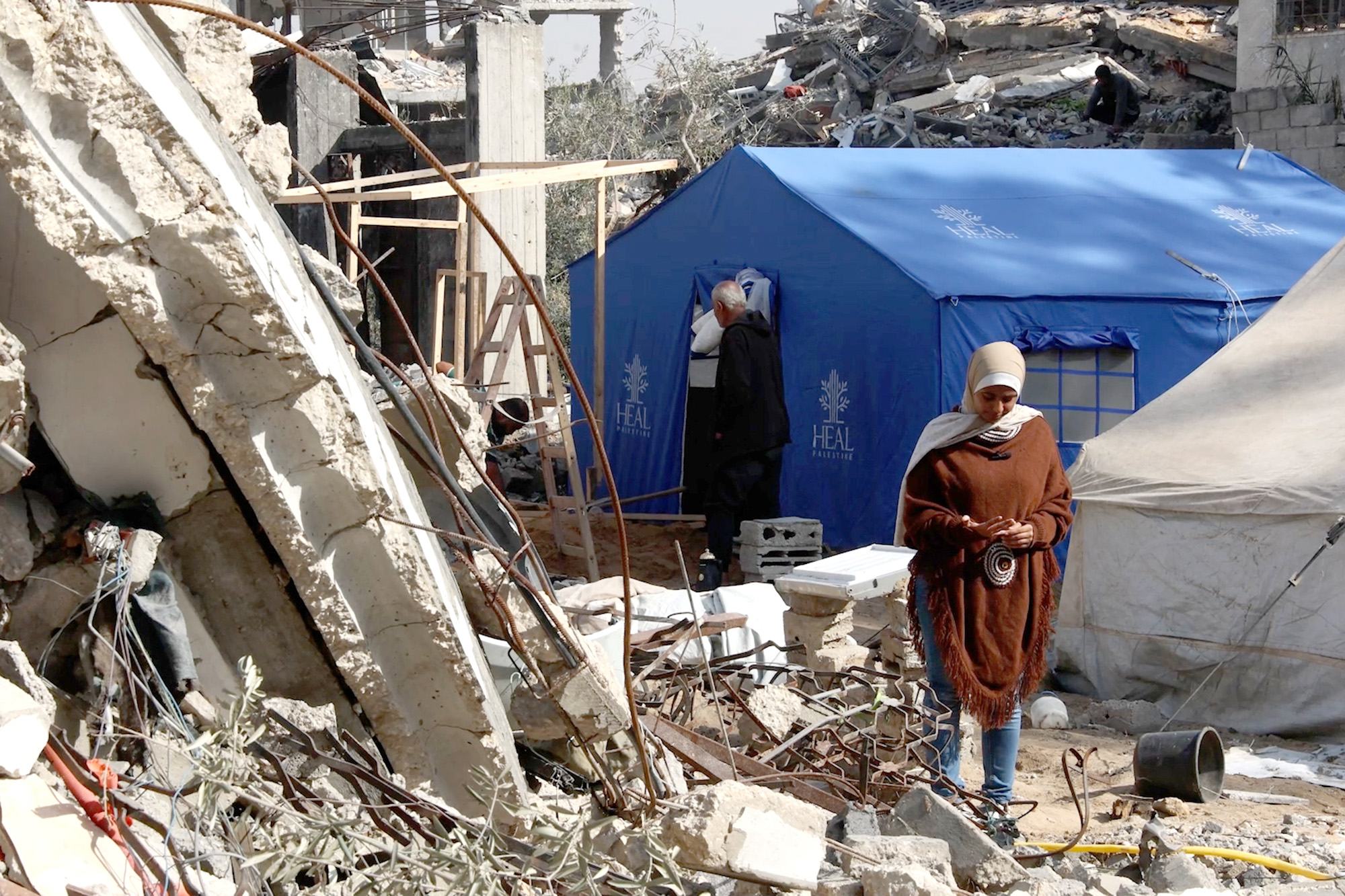 Haya Arafat, 16 ans, au milieu des décombres de sa maison détruite dans Gaza-ville.