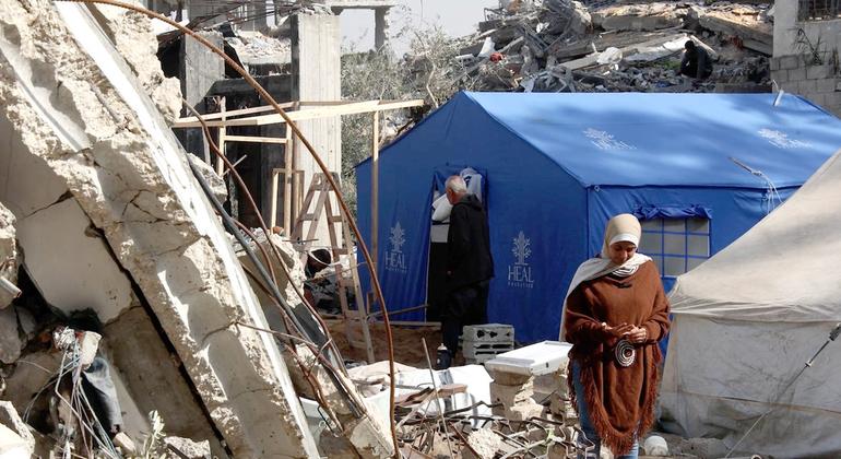 تقف هيا عرفات، البالغة من العمر 16 عاما، بجانب أنقاض منزل عائلتها المدمر في غزة، حيث لا تزال رفات أفراد أسرتها تحت الأنقاض منذ أشهر.