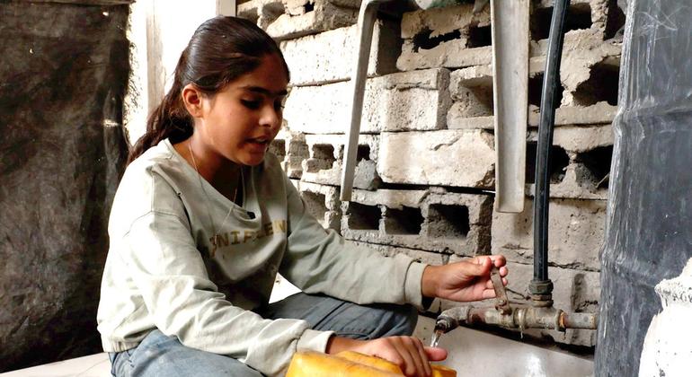 الطفلة الفلسطينية سيلين الددا تملأ وعاءها البلاستيكي بماء الشرب. جلب الماء أصبح عبئا آخر يتحمله أطفال غزة في ظل شح الإمدادات الأساسية.