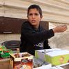 Um menino em Gaza vende doces e biscoitos para outras crianças em sua vizinhança.