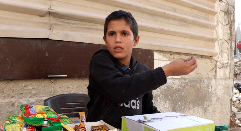 الطفل يوسف نصار يبيع الحلويات لأطفال الحي الذي يقيم فيه في مدينة غزة كي يتمكن من مساعدة والديه بالمصاريف