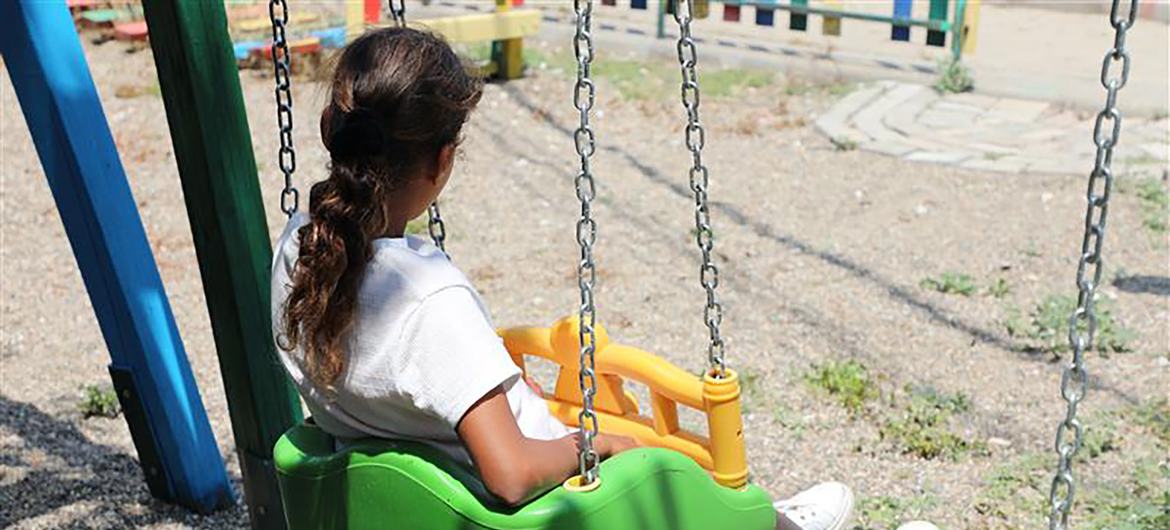 Un parque infantil en el centro de tránsito temporal para migrantes y refugiados "Vinojug" en Gevgelija, Macedonia del Norte.