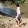 Mwanamke akiwasili Lajas Blancas, Panama, baada ya kuvuka Darien Gap.