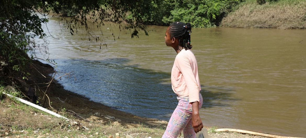 Mwanamke akiwasili Lajas Blancas, Panama, baada ya kuvuka Darien Gap.