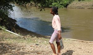 Mujer llegando a Lajas Blancas, Panamá, tras cruzar el Darién.