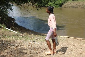 Mujer llegando a Lajas Blancas, Panamá, tras cruzar el Darién.