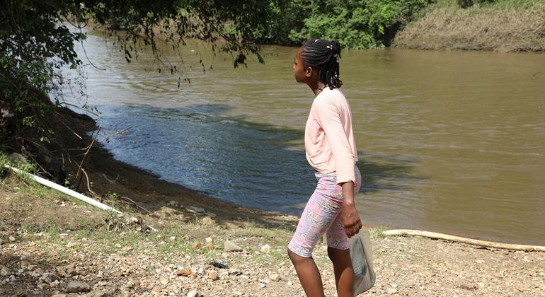 Mujer llegando a Lajas Blancas, Panamá, tras cruzar el Darién.