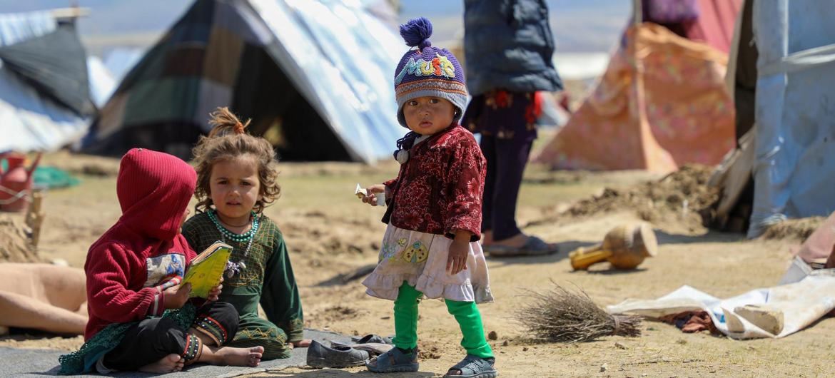 ایک مہاجر کیمپ میں افغان بچے۔